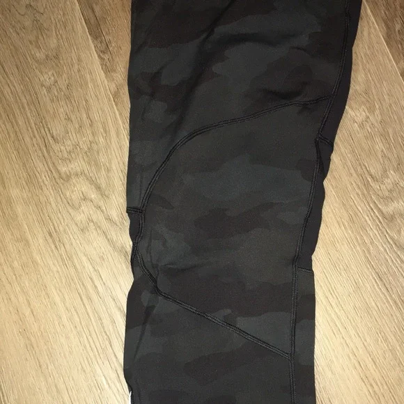 LULULEMON NWOT DARK CAMOUFLAGE LEGGINGS WITH DRAWSTRING N SIDE POCKETS SIZE MED